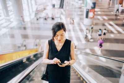 Business Traveler Uses Corporate Travel Advisories