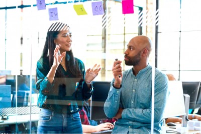 Business-travel-manager-talking-with-traveller1.jpg